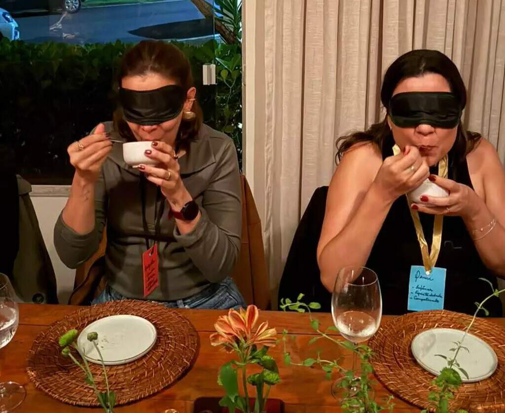 Já pensou comer sem enxergar? Mulheres encaram jantar às cegas