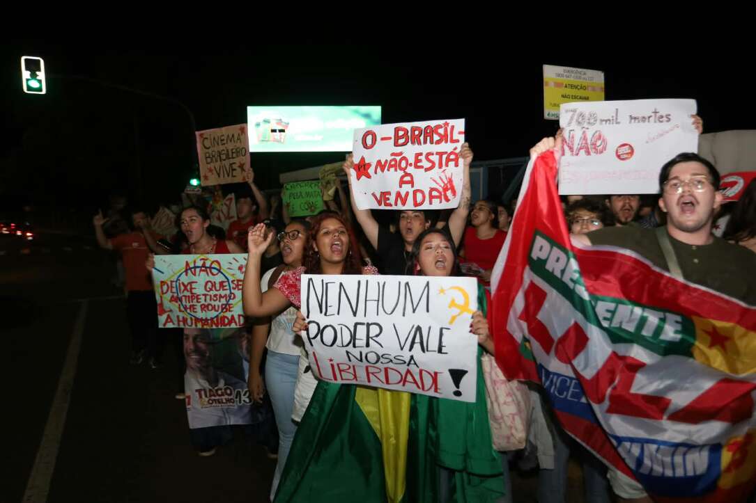 “Olê, olê, olê, olá!”: estudantes lotam entorno da UFMS em apoio a Lula “Olê, olê, olê, olá!”: estudantes lotam entorno da UFMS em apoio a Lula