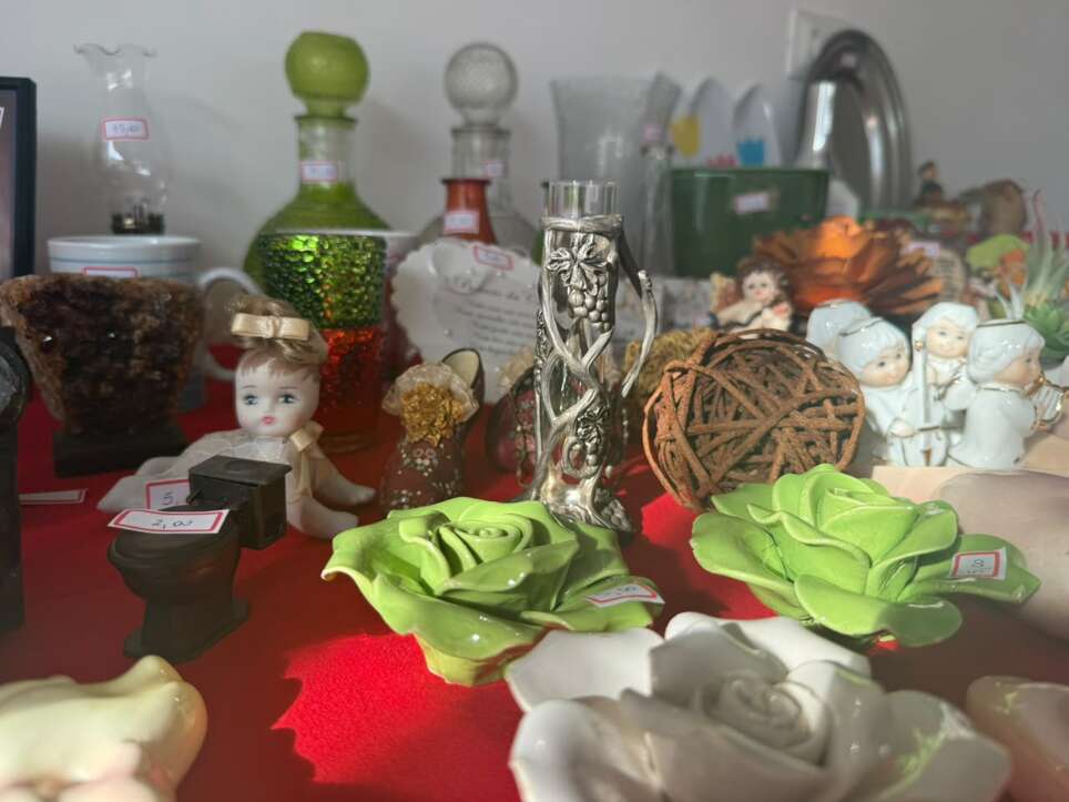 De bonecas de milho a 300 peças, Marlene abre bazar de lembranças