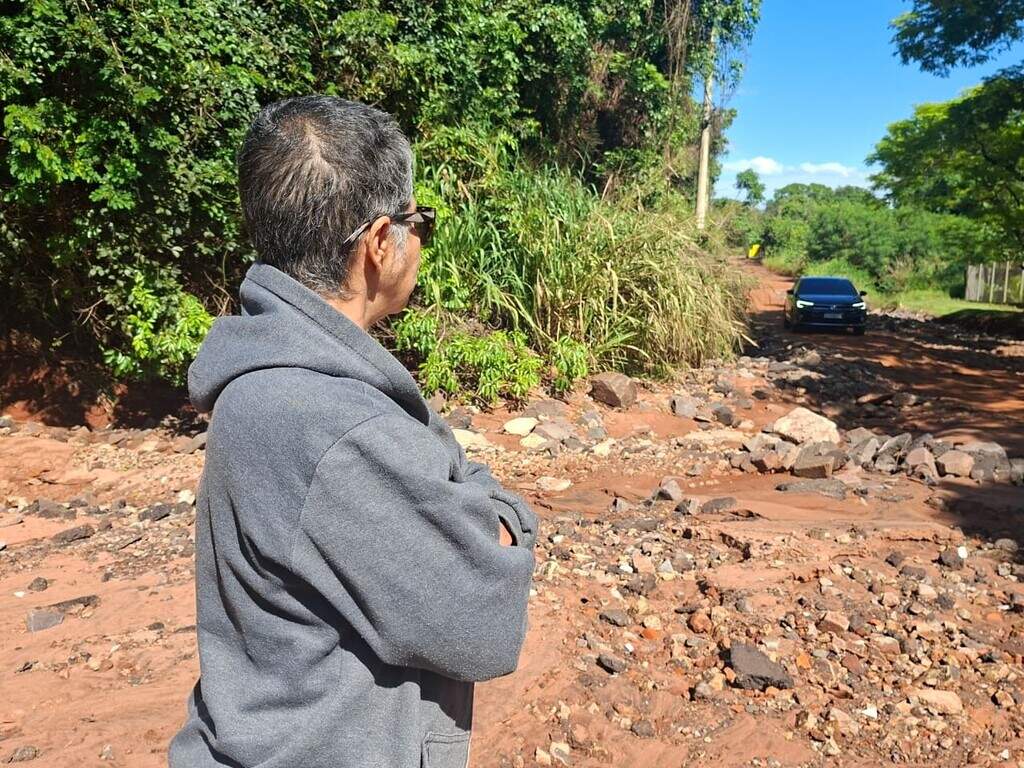 Com tempo firme, moradores improvisam consertos em vias afetadas pela enxurrada Com tempo firme, moradores improvisam consertos em vias afetadas pela enxurrada