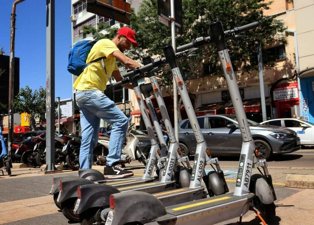 Patinete vira mão na roda para ir ao trabalho e resolver tarefas no almoço Patinete vira mão na roda para ir ao trabalho e resolver tarefas no almoço