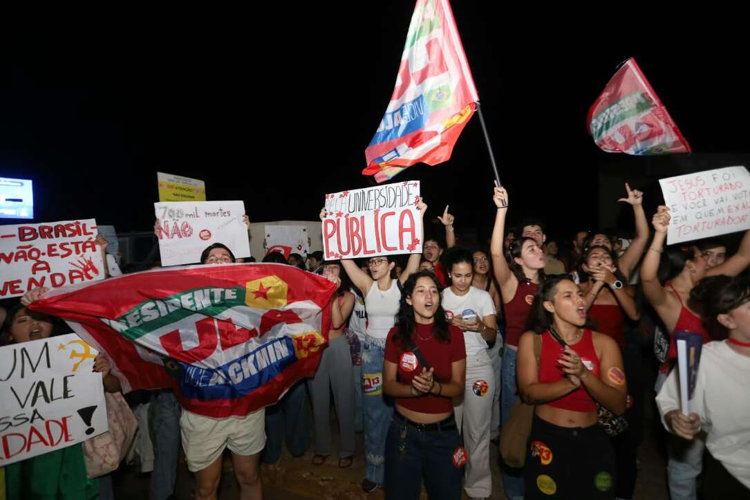 “Olê, olê, olê, olá!”: estudantes lotam entorno da UFMS em apoio a Lula “Olê, olê, olê, olá!”: estudantes lotam entorno da UFMS em apoio a Lula