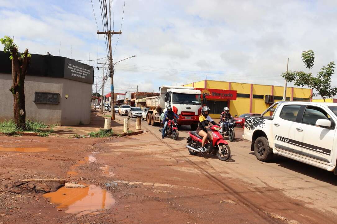 Buracos e lama tornam circulação em rua do Lageado um transtorno