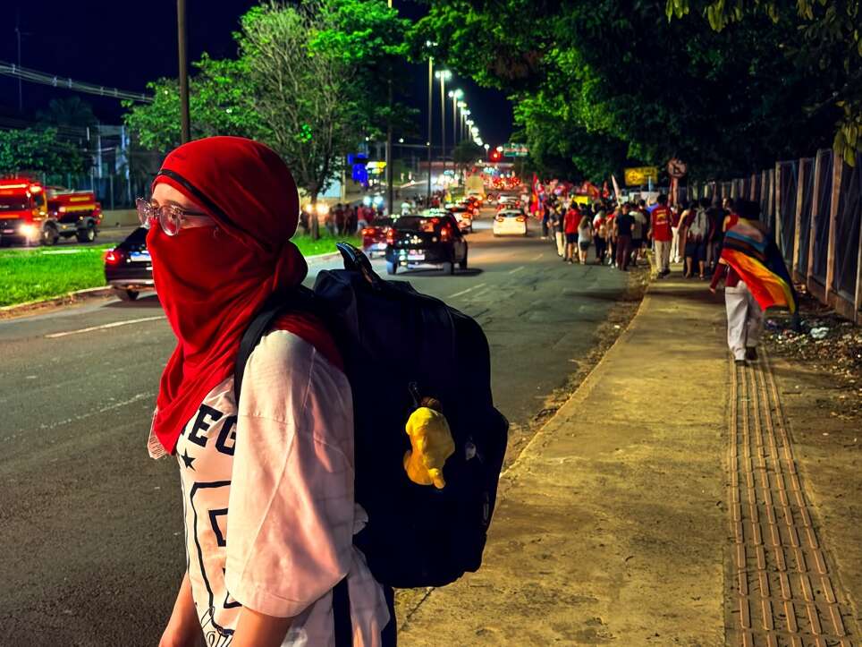“Olê, olê, olê, olá!”: estudantes lotam entorno da UFMS em apoio a Lula “Olê, olê, olê, olá!”: estudantes lotam entorno da UFMS em apoio a Lula