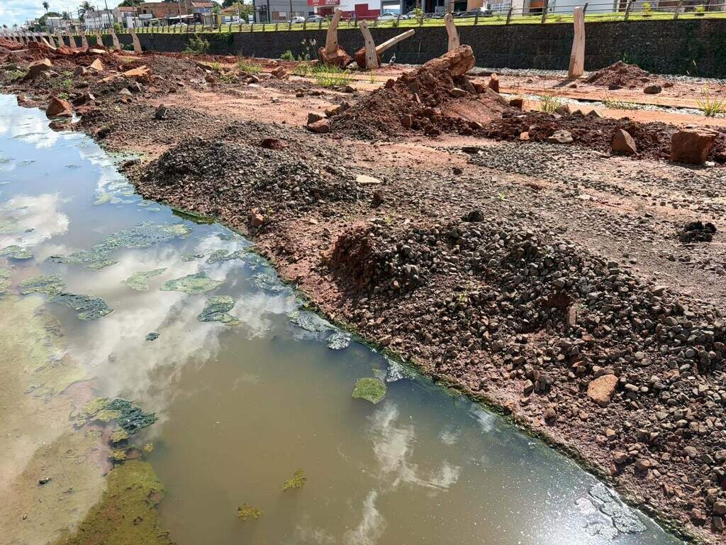 Após dois anos, obra na Ernesto Geisel ainda causa transtornos no Amambai
