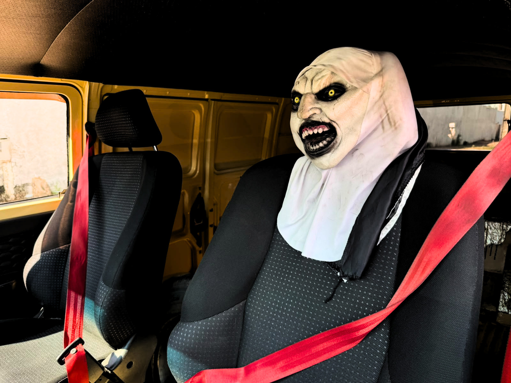Kombi do terror circula com caveiras e assusta pelas ruas da cidade