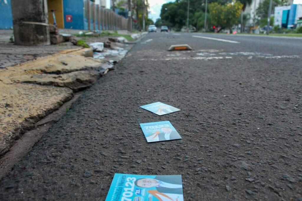 Santinhos amanhecem espalhados perto de locais de votação em Campo Grande