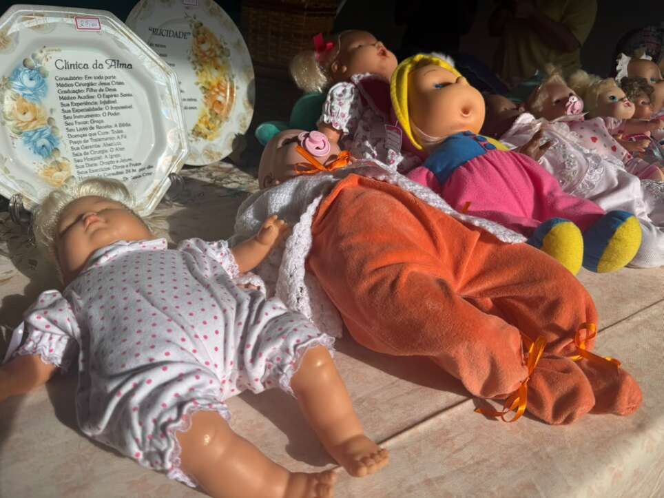 De bonecas de milho a 300 peças, Marlene abre bazar de lembranças