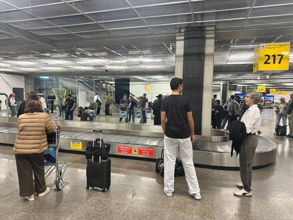Passageiros de voo esperam mais de 1h por malas em aeroporto Passageiros de voo esperam mais de 1h por malas em aeroporto