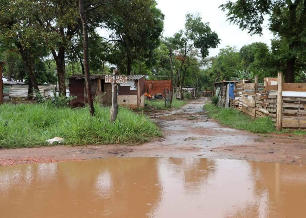 Chuva passa, mas água pode permanecer por até 30 dias em favela da Capital Chuva passa, mas água pode permanecer por até 30 dias em favela da Capital