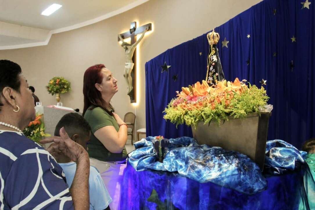 Pela fresta da janela, Márcio encontra lugar para celebrar sua fé por Aparecida