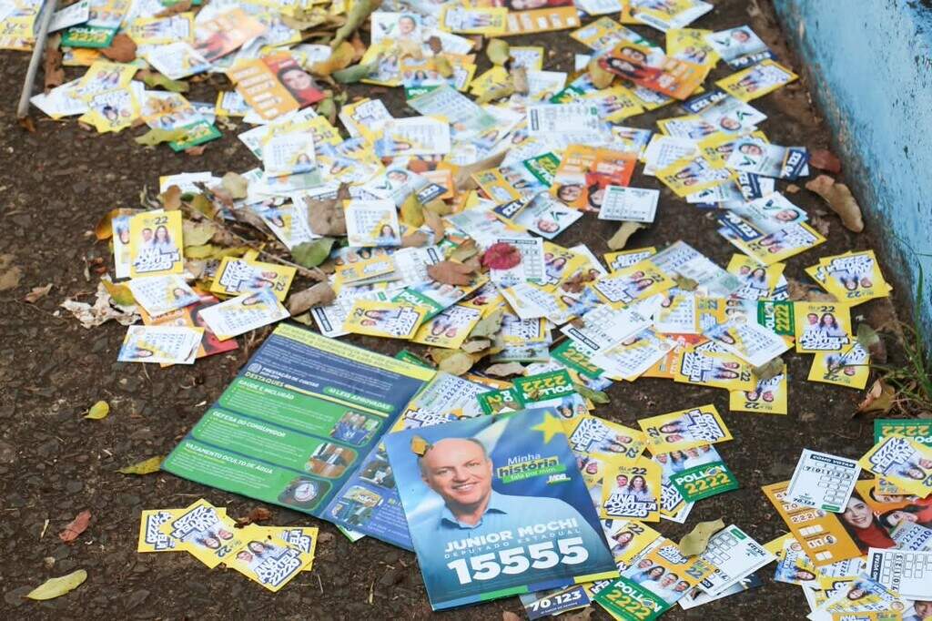 Santinhos amanhecem espalhados perto de locais de votação em Campo Grande