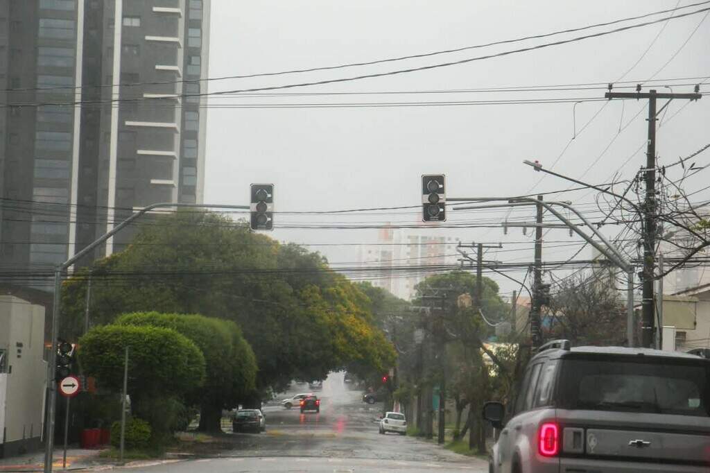 Chuva alaga trechos de vias e deixa semáforo apagado em Campo Grande Chuva alaga trechos de vias e deixa semáforo apagado em Campo Grande