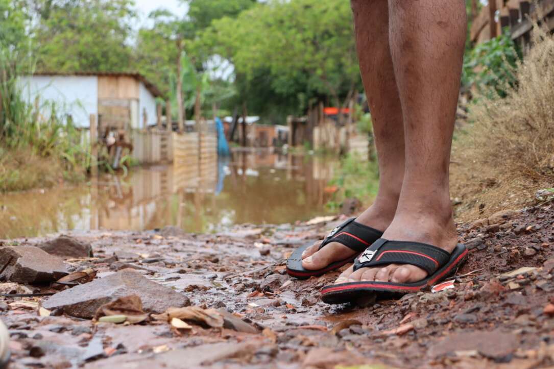 Chuva passa, mas água pode permanecer por até 30 dias em favela da Capital Chuva passa, mas água pode permanecer por até 30 dias em favela da Capital