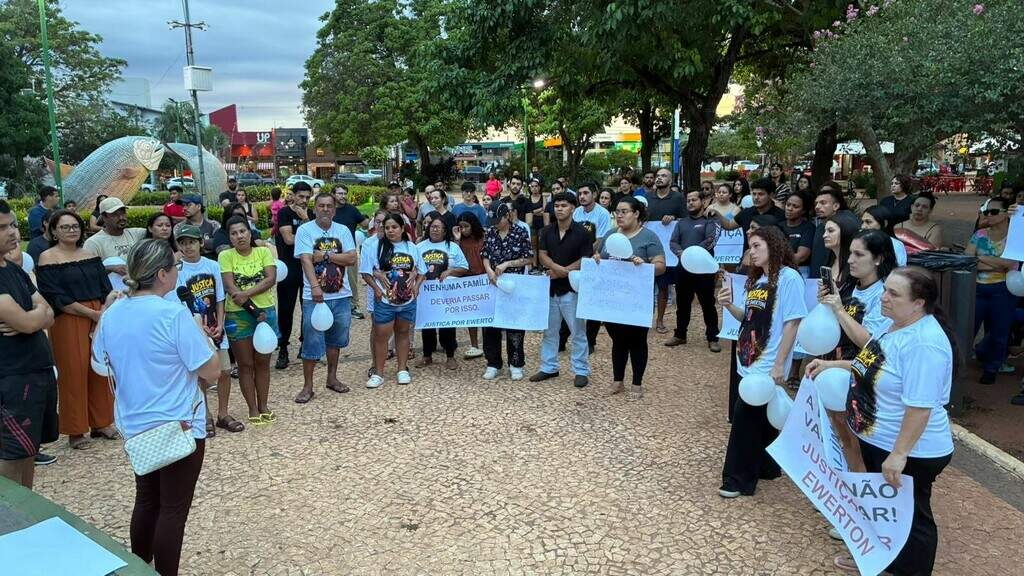 Moradores fazem passeata por justiça após morte de homem em Bonito Moradores fazem passeata por justiça após morte de homem em Bonito