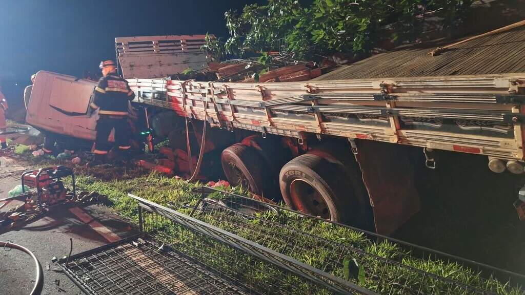 Passageiro morre após caminhão capotar ao passar direto por rotatória Passageiro morre após caminhão capotar ao passar direto por rotatória