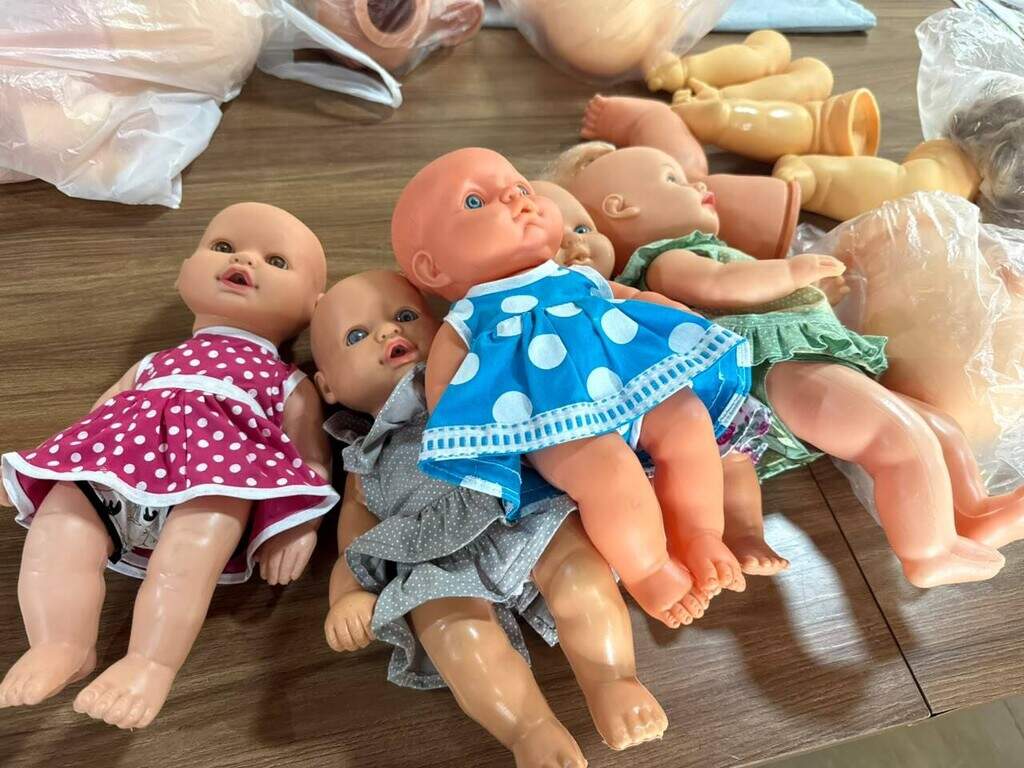 Bonecas velhas viram presentes, mas irmãs precisam de mais doações Bonecas velhas viram presentes, mas irmãs precisam de mais doações