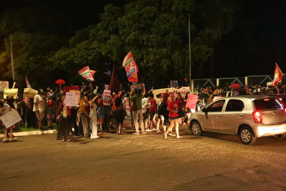 “Olê, olê, olê, olá!”: estudantes lotam entorno da UFMS em apoio a Lula “Olê, olê, olê, olá!”: estudantes lotam entorno da UFMS em apoio a Lula