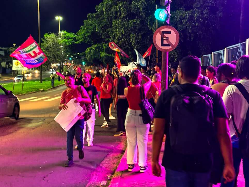 “Olê, olê, olê, olá!”: estudantes lotam entorno da UFMS em apoio a Lula “Olê, olê, olê, olá!”: estudantes lotam entorno da UFMS em apoio a Lula