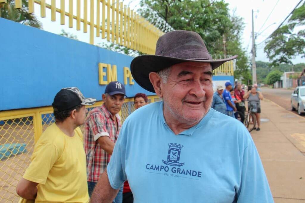 No pódio do voto, eleitores chegam antes das 5h, por medo da chuva