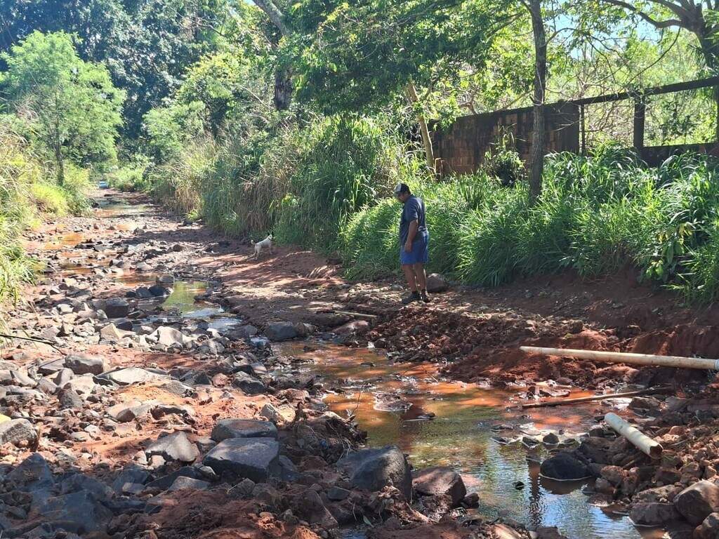 Com tempo firme, moradores improvisam consertos em vias afetadas pela enxurrada Com tempo firme, moradores improvisam consertos em vias afetadas pela enxurrada