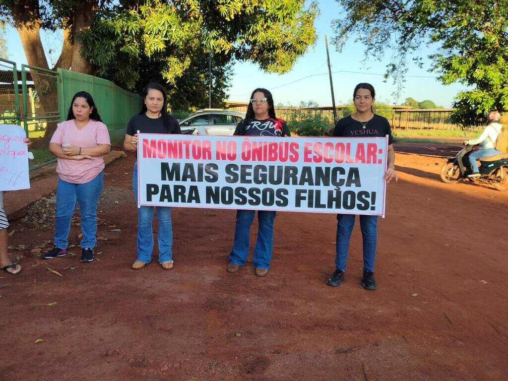 Mães protestam contra transporte escolar precário após roda de ônibus se soltar