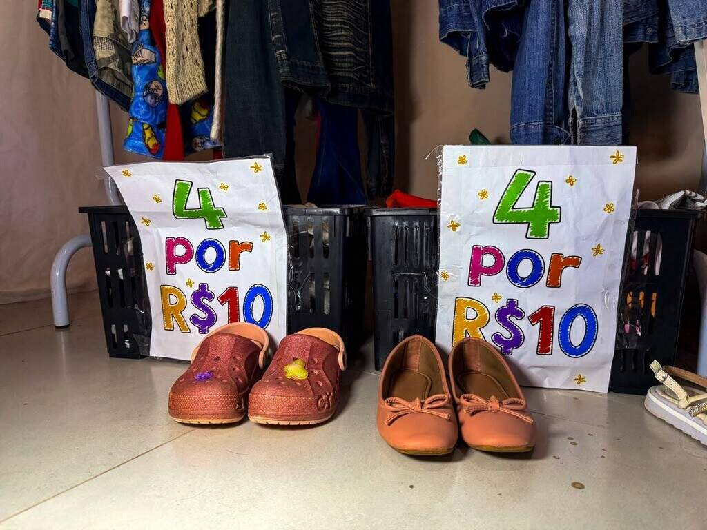 Amigas juntam estilos e criam brechó com sala de peças a R$ 10,00 Amigas juntam estilos e criam brechó com sala de peças a R$ 10,00