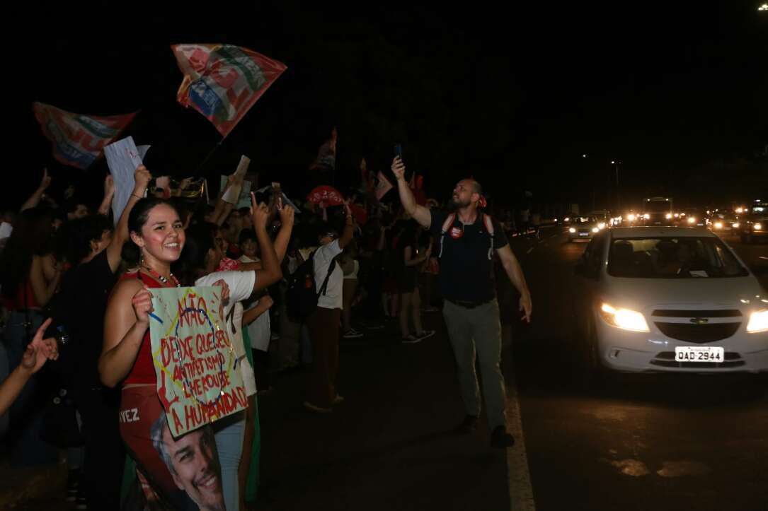 “Olê, olê, olê, olá!”: estudantes lotam entorno da UFMS em apoio a Lula “Olê, olê, olê, olá!”: estudantes lotam entorno da UFMS em apoio a Lula