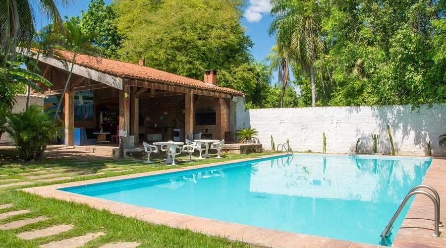 Por trás de fachada restaurada, hotel antigo esconde jardim de 72 metros