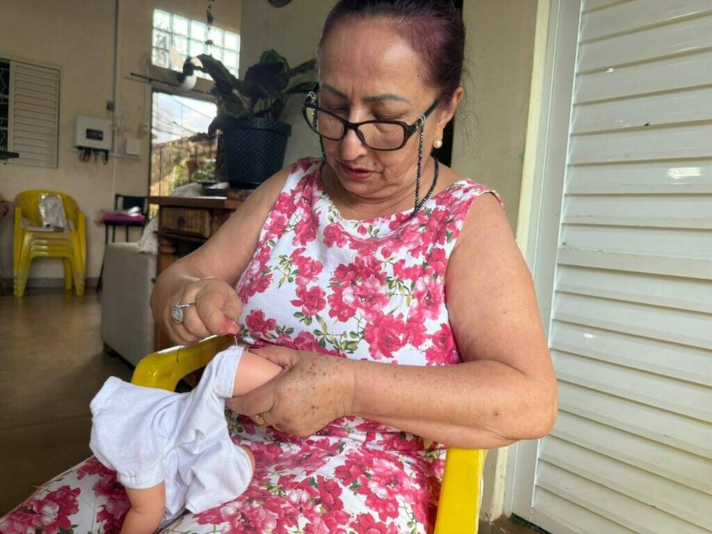 Bonecas velhas viram presentes, mas irmãs precisam de mais doações Bonecas velhas viram presentes, mas irmãs precisam de mais doações