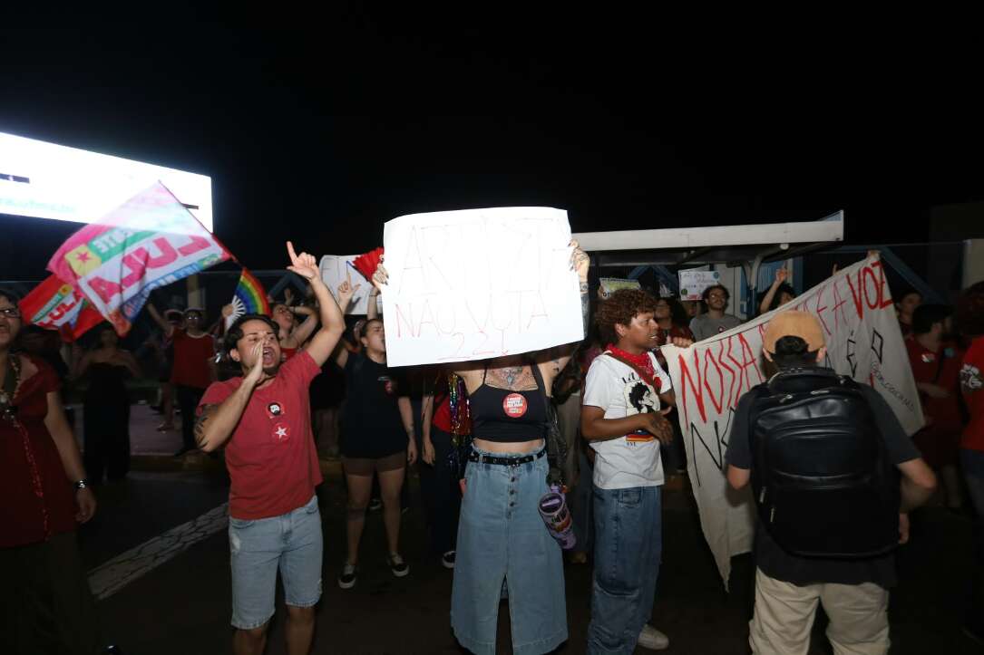 “Olê, olê, olê, olá!”: estudantes lotam entorno da UFMS em apoio a Lula “Olê, olê, olê, olá!”: estudantes lotam entorno da UFMS em apoio a Lula