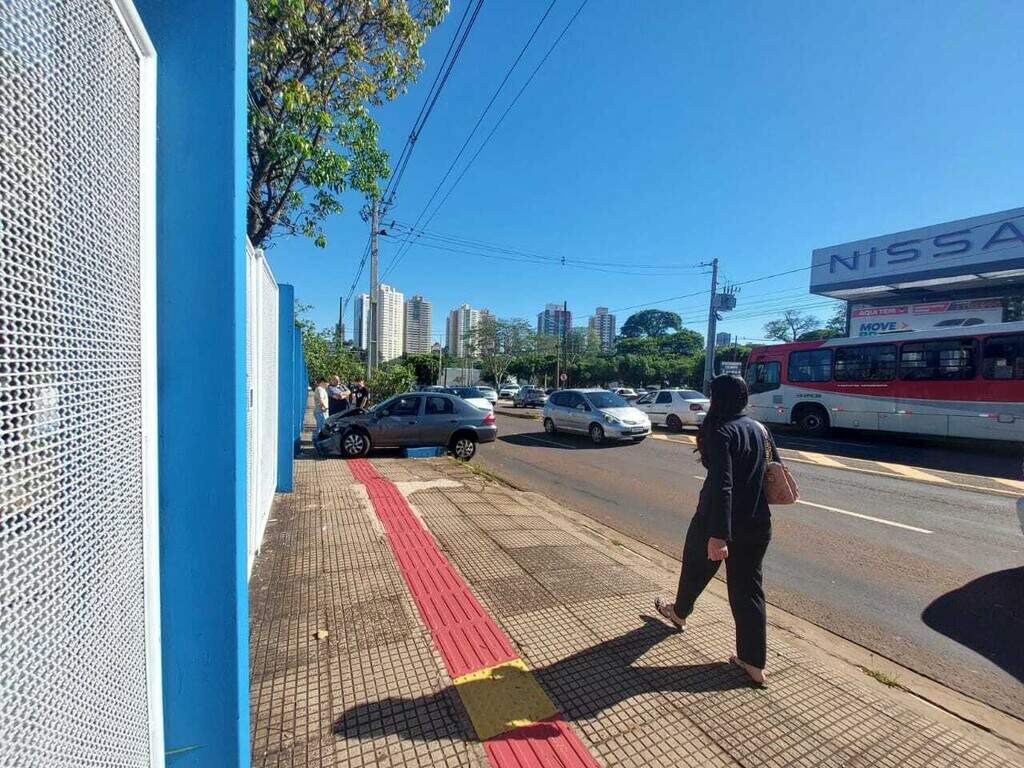 Após colisão com ônibus, carro desgovernado atinge muro de universidade Após colisão com ônibus, carro desgovernado atinge muro de universidade