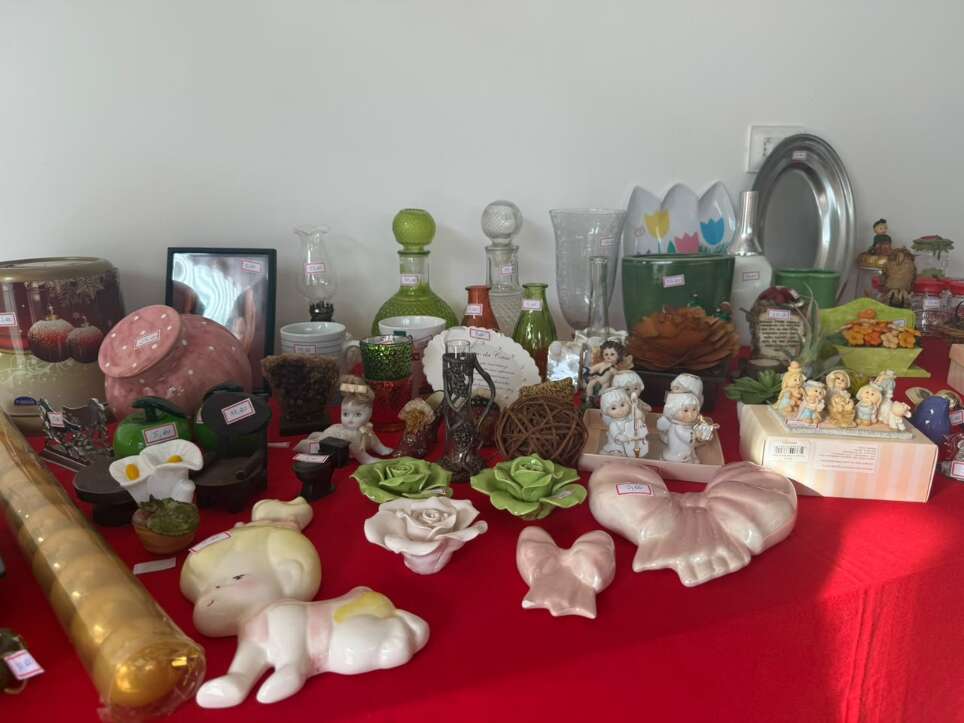 De bonecas de milho a 300 peças, Marlene abre bazar de lembranças
