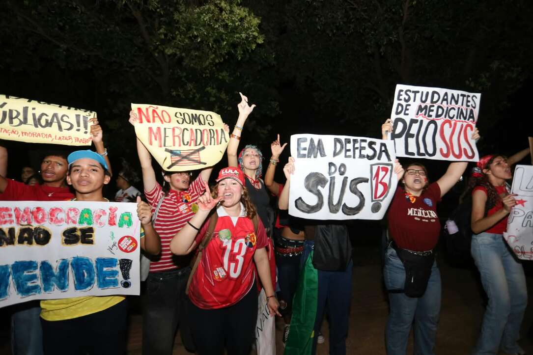 “Olê, olê, olê, olá!”: estudantes lotam entorno da UFMS em apoio a Lula “Olê, olê, olê, olá!”: estudantes lotam entorno da UFMS em apoio a Lula