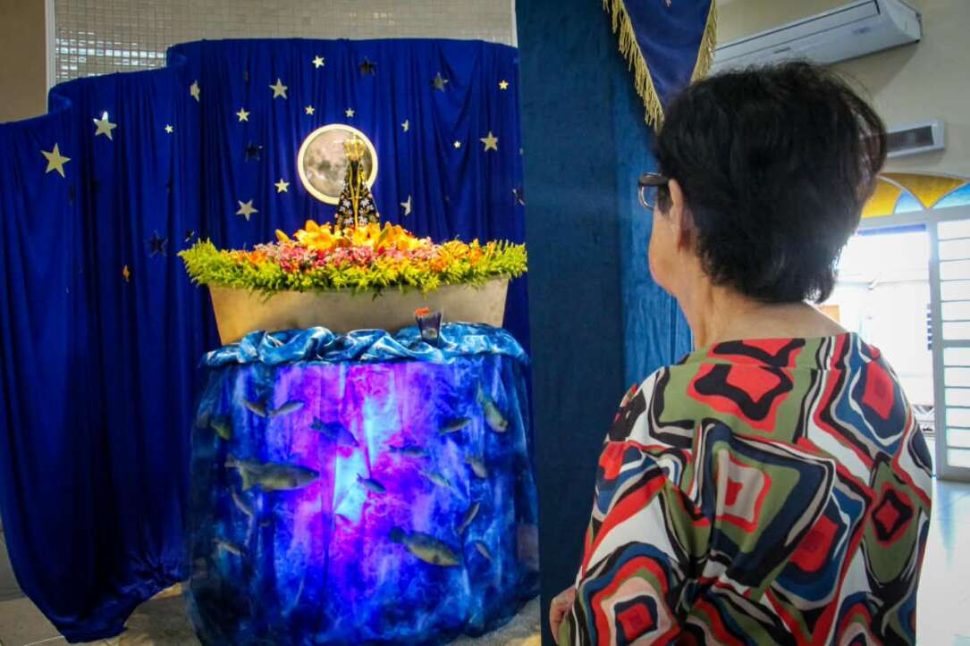 Pela fresta da janela, Márcio encontra lugar para celebrar sua fé por Aparecida