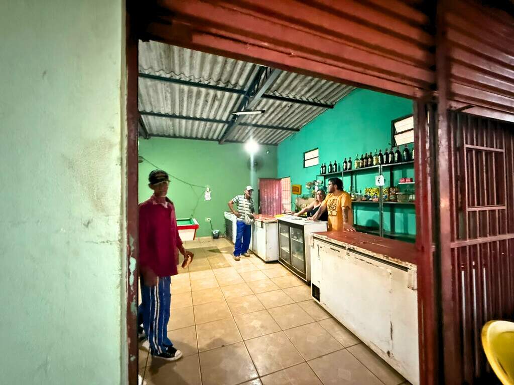 No bar da Rose, 50 centavos valem uma dose e uma ótima conversa No bar da Rose, 50 centavos valem uma dose e uma ótima conversa