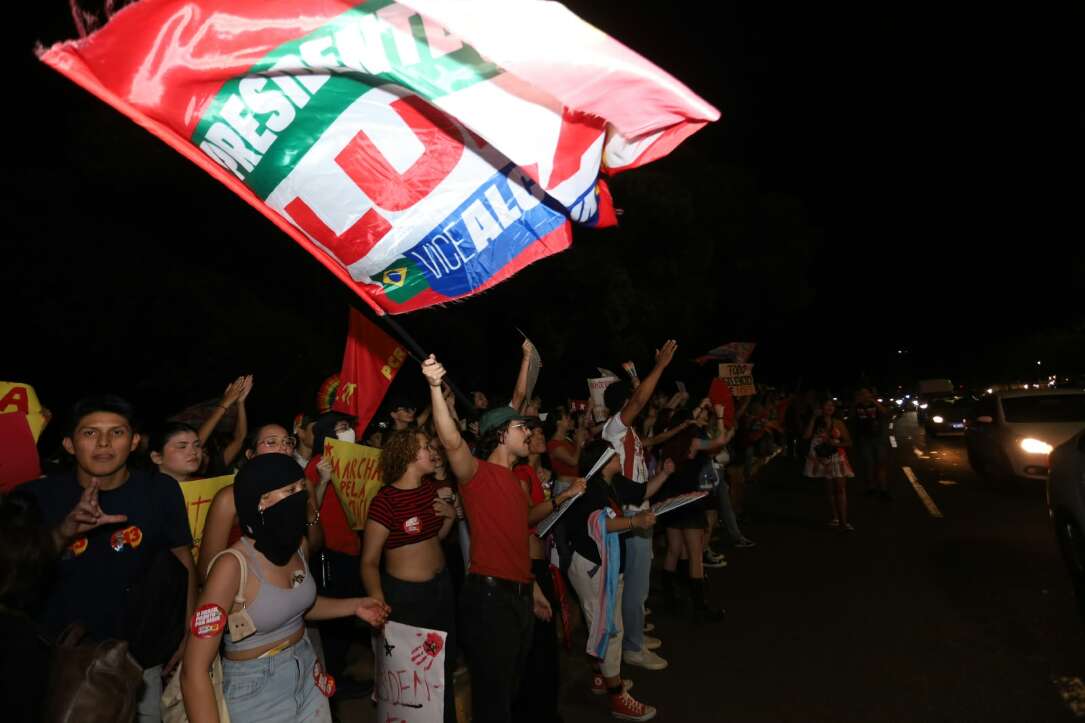 “Olê, olê, olê, olá!”: estudantes lotam entorno da UFMS em apoio a Lula “Olê, olê, olê, olá!”: estudantes lotam entorno da UFMS em apoio a Lula