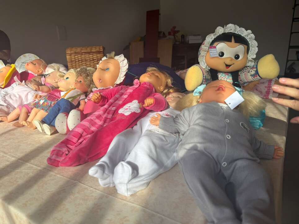 De bonecas de milho a 300 peças, Marlene abre bazar de lembranças