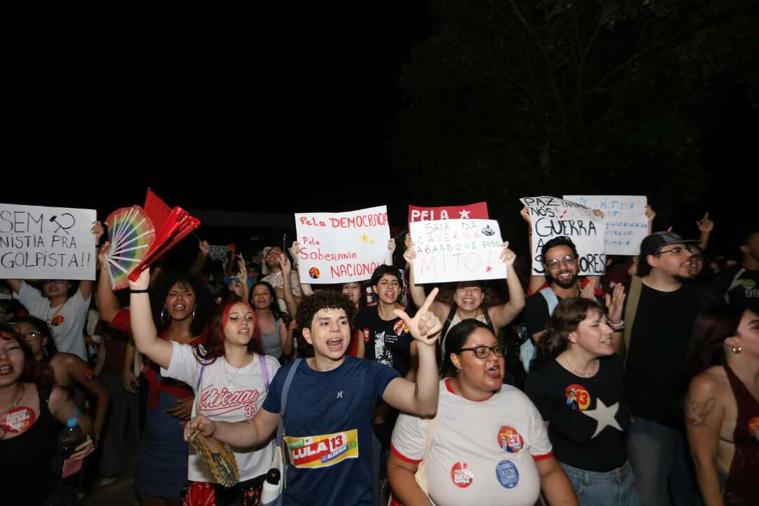 “Olê, olê, olê, olá!”: estudantes lotam entorno da UFMS em apoio a Lula “Olê, olê, olê, olá!”: estudantes lotam entorno da UFMS em apoio a Lula