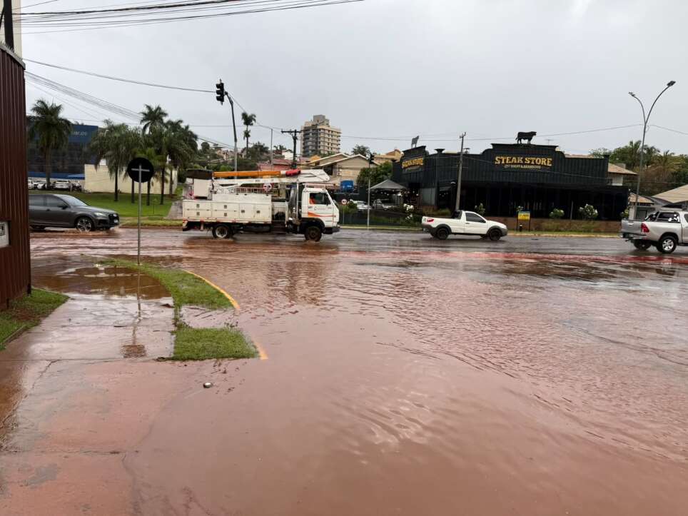 Chuva alaga ruas e deixa carros presos no entorno do Parque das Nações Chuva alaga ruas e deixa carros presos no entorno do Parque das Nações