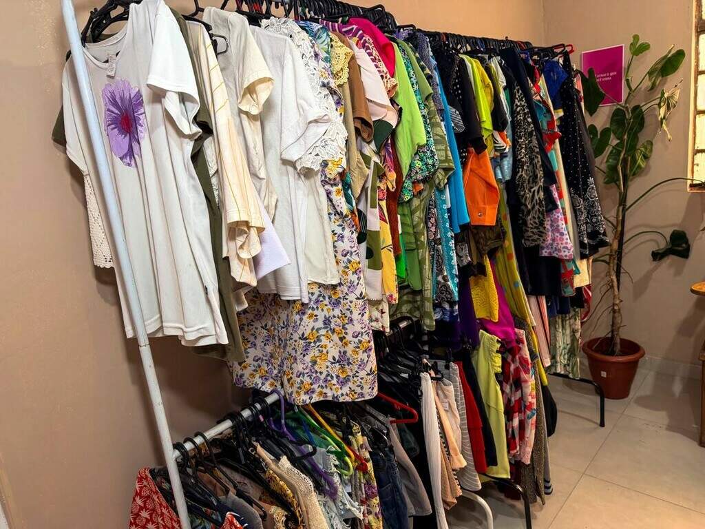 Amigas juntam estilos e criam brechó com sala de peças a R$ 10,00 Amigas juntam estilos e criam brechó com sala de peças a R$ 10,00