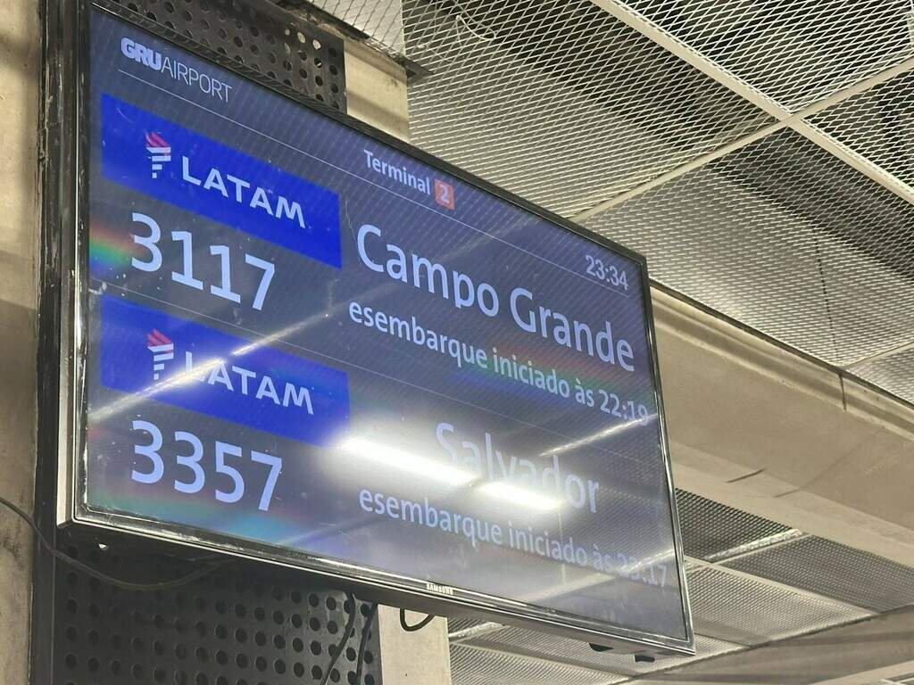 Passageiros de voo esperam mais de 1h por malas em aeroporto Passageiros de voo esperam mais de 1h por malas em aeroporto