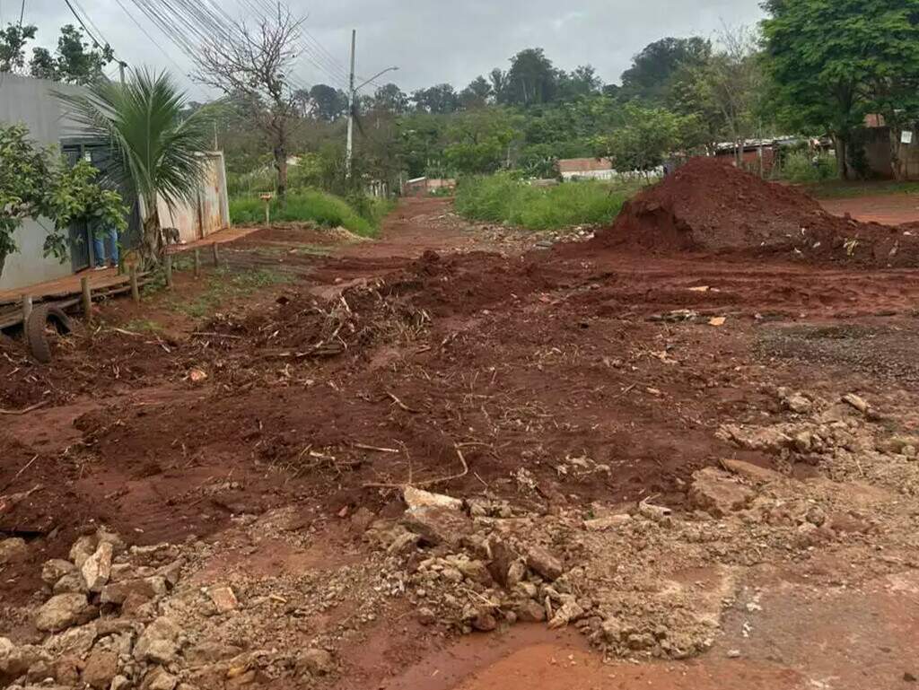 Obra de esgoto deixa moradores “ilhados” no Jardim Columbia Obra de esgoto deixa moradores “ilhados” no Jardim Columbia
