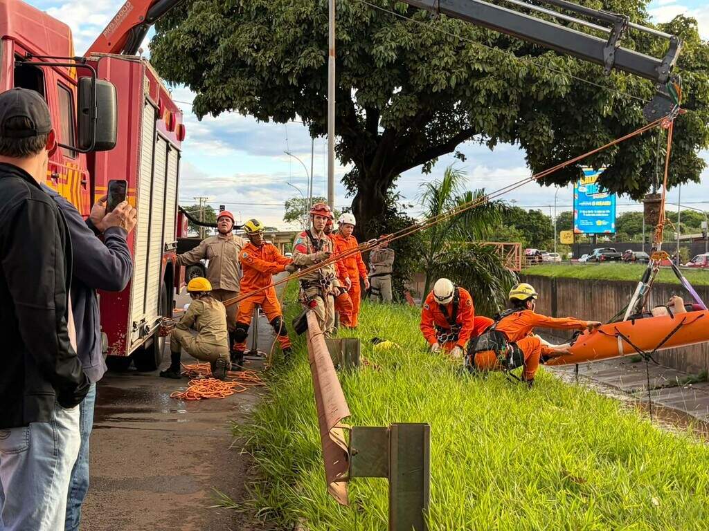 Motociclista se enrosca em fiação baixa, perde controle e cai no Rio Anhanduí