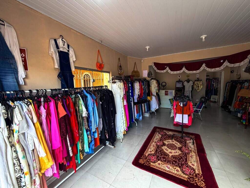 Amigas juntam estilos e criam brechó com sala de peças a R$ 10,00 Amigas juntam estilos e criam brechó com sala de peças a R$ 10,00