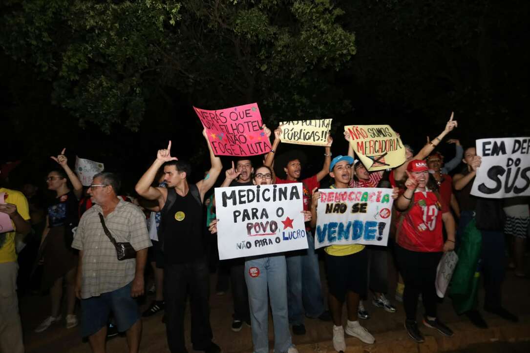 “Olê, olê, olê, olá!”: estudantes lotam entorno da UFMS em apoio a Lula “Olê, olê, olê, olá!”: estudantes lotam entorno da UFMS em apoio a Lula