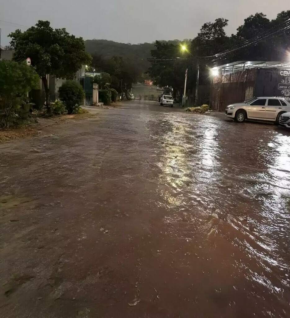 Chuva intensa causa alagamentos e deixa rodovia tomada pela água em Corumbá Chuva intensa causa alagamentos e deixa rodovia tomada pela água em Corumbá