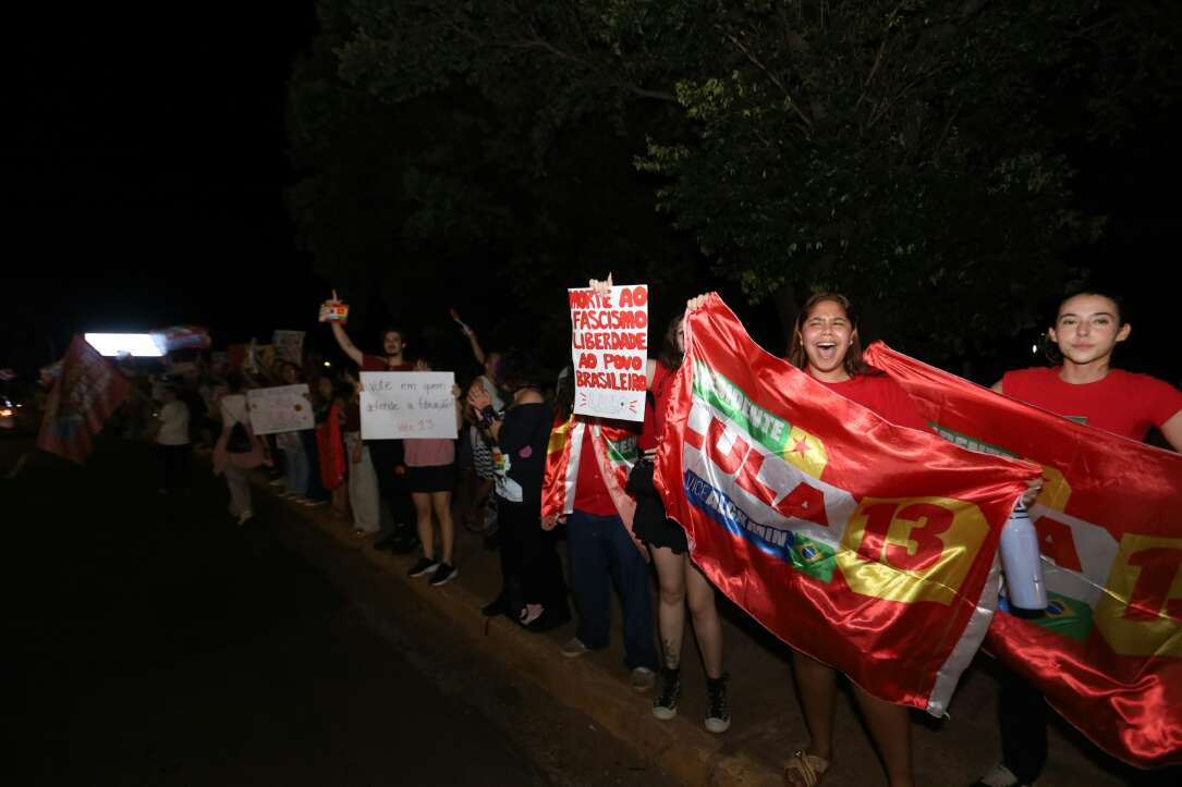 “Olê, olê, olê, olá!”: estudantes lotam entorno da UFMS em apoio a Lula “Olê, olê, olê, olá!”: estudantes lotam entorno da UFMS em apoio a Lula