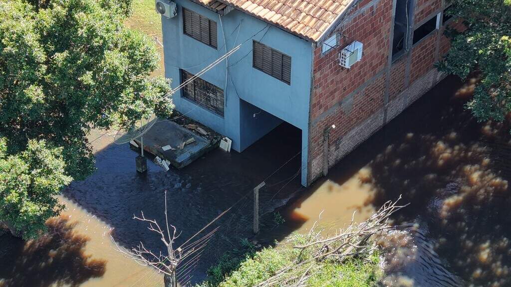 Rio Ivinhema sobe 4 metros e alaga casas de veraneio na região