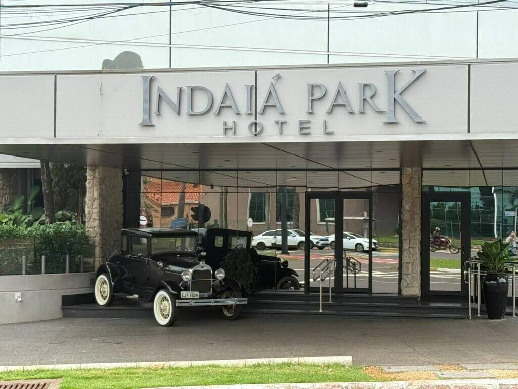 Carros antigos na Afonso Pena têm dono e uma história de infância Carros antigos na Afonso Pena têm dono e uma história de infância